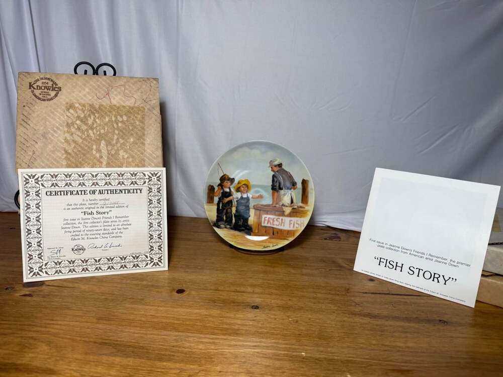 KNOWLES "FISH STORY" JEANNE DOWN 1ST ISSUE FRIENDS I REMEMBER COLLECTOR PLATE